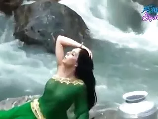 Երեք ձուլում Busty MILF- ով